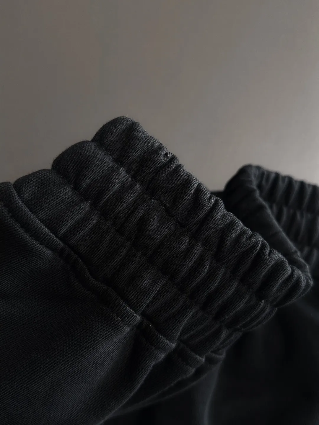 🅿️330 shipped next day, high quality Stone lsland/stone island 2025 spring and summer new style casual solid color loose shorts with elastic band, two needle stitches at the hem of the trousers, fine and firm stitching, custom-made fabrics at the counter, high breathability and comfort, impeccable details, brand element design concept, reflecting high quality. It feels delicate and soft! It presents a casual cut and the upper body shape is great! Size: S-XXL